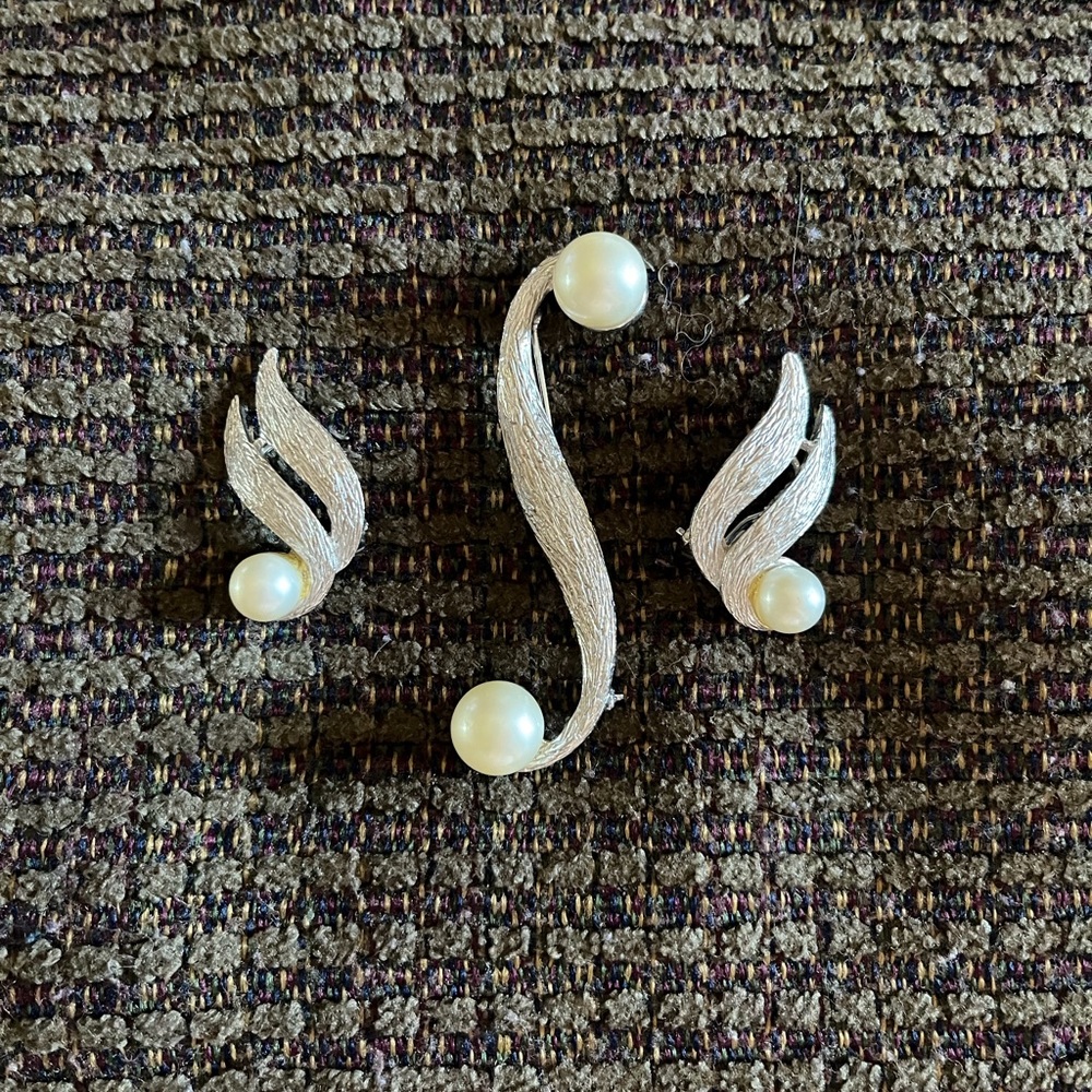 Silvertone and faux pearl brooch and earring set